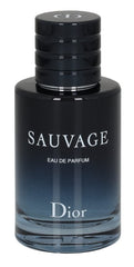 Detalle de etiqueta en Dior Sauvage, diseño moderno para regalo.