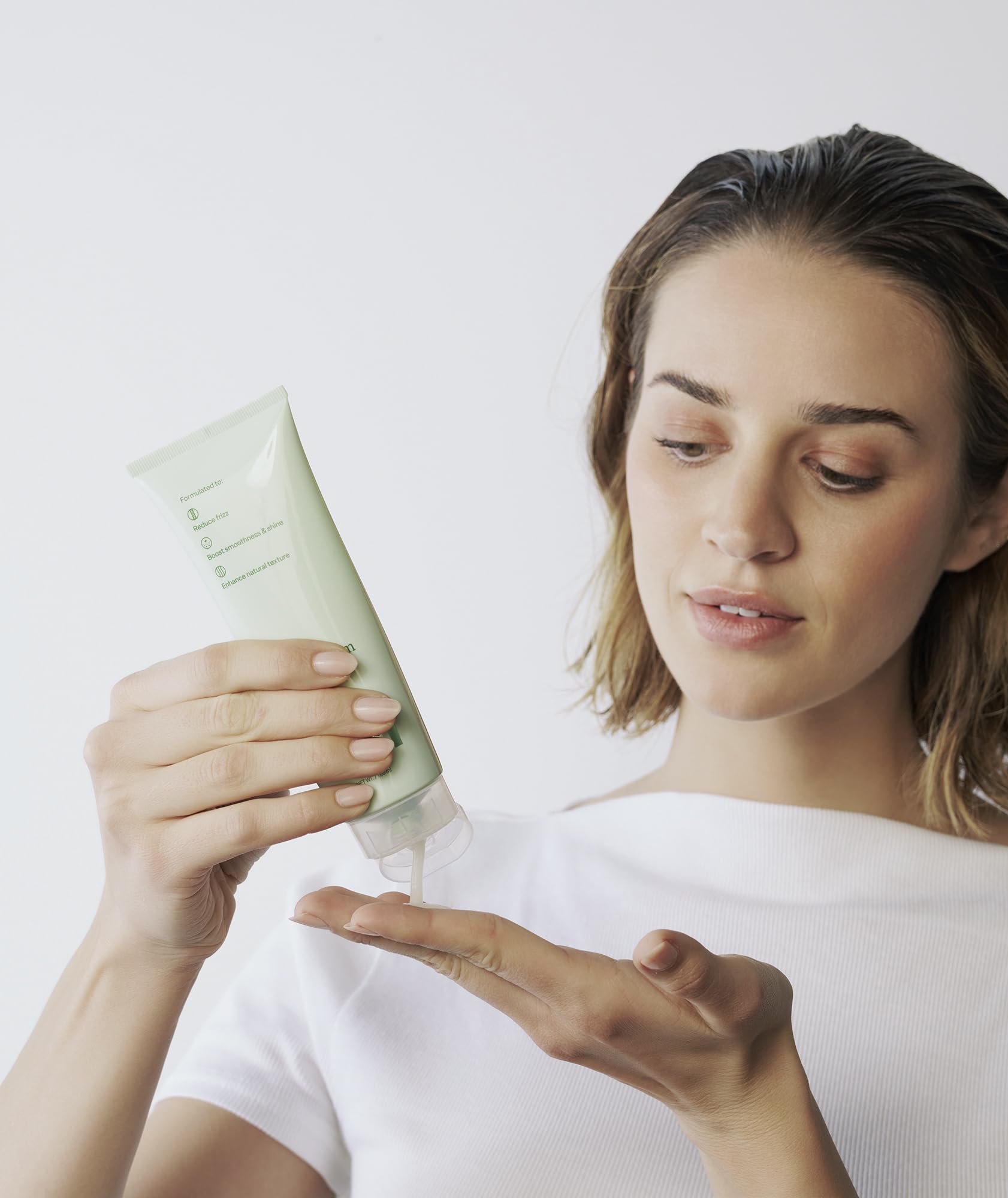 Aplicación con la mano de Divi Air Dry para distribuir el producto uniformemente.