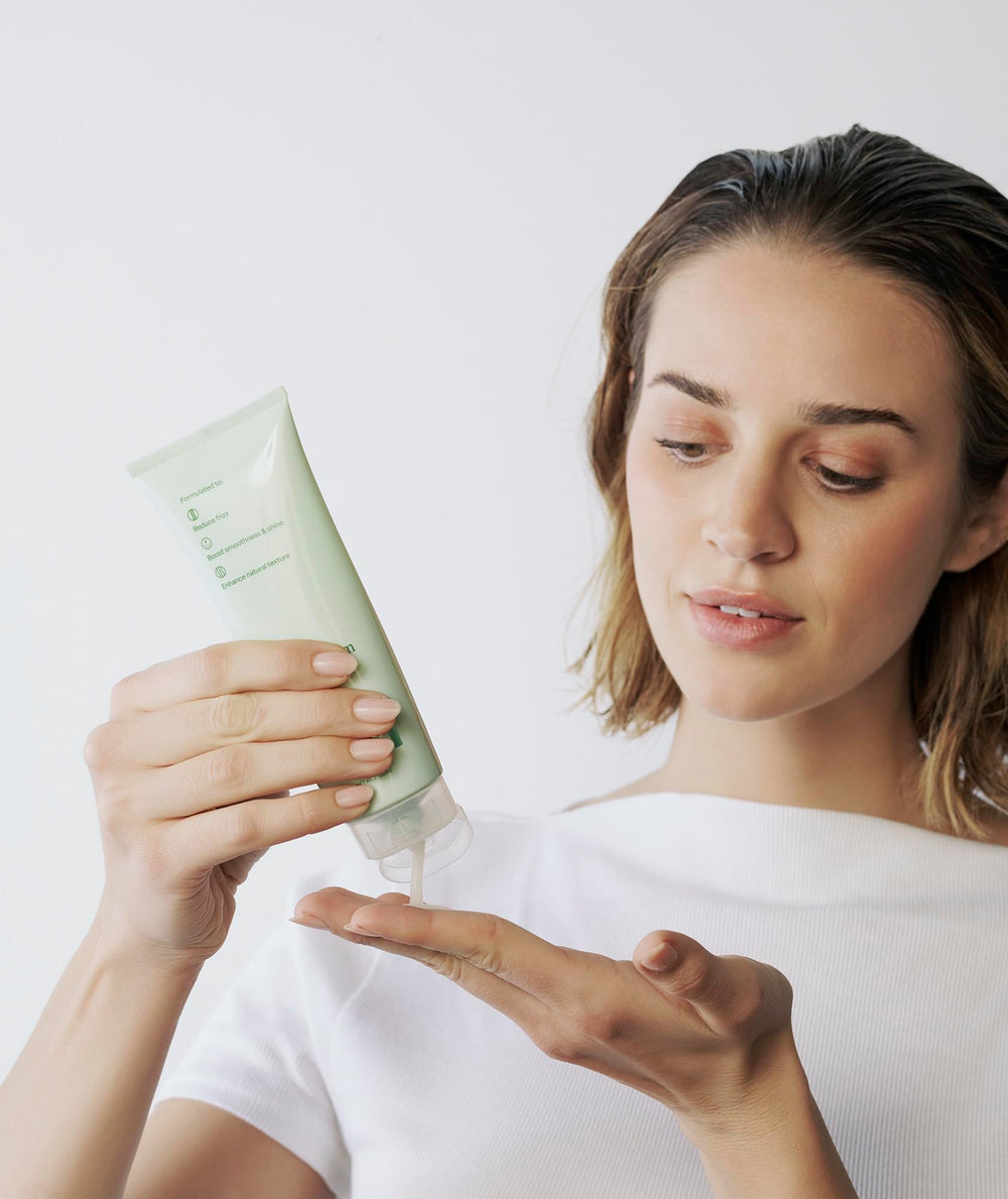 Aplicación con la mano de Divi Air Dry para distribuir el producto uniformemente.