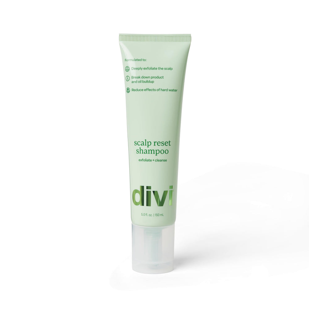 divi champú aclarador: botella visible para limpieza profunda del cuero cabelludo.