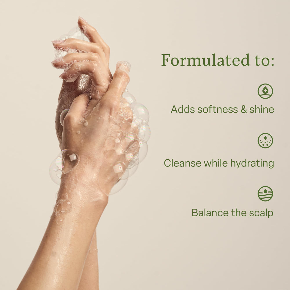 Divi Champú Hidratante: aplicación en mano muestra textura rica para lavado.