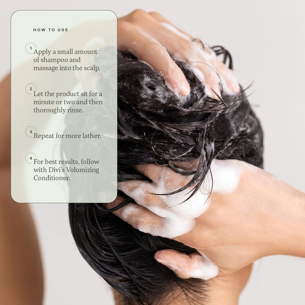 Divi Volumen Shampoo contiene té verde para limpieza suave y balance.