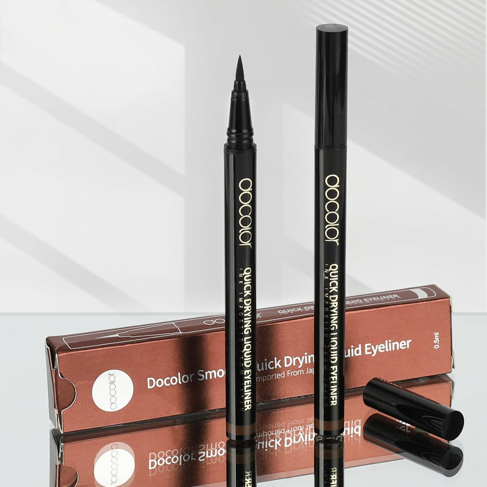 Docolor delineador líquido marrón con punta flexible para trazos suaves.