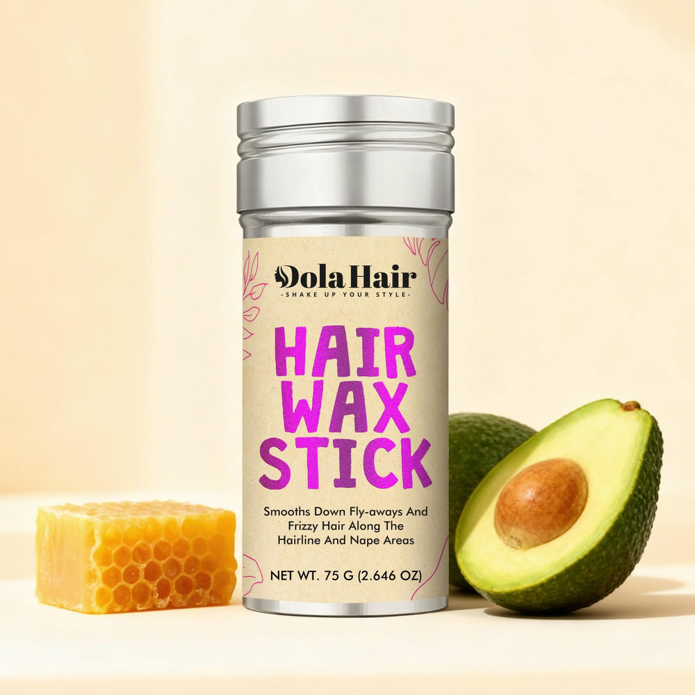 Dolahair ayuda a crear un moño liso con la barra de cera.