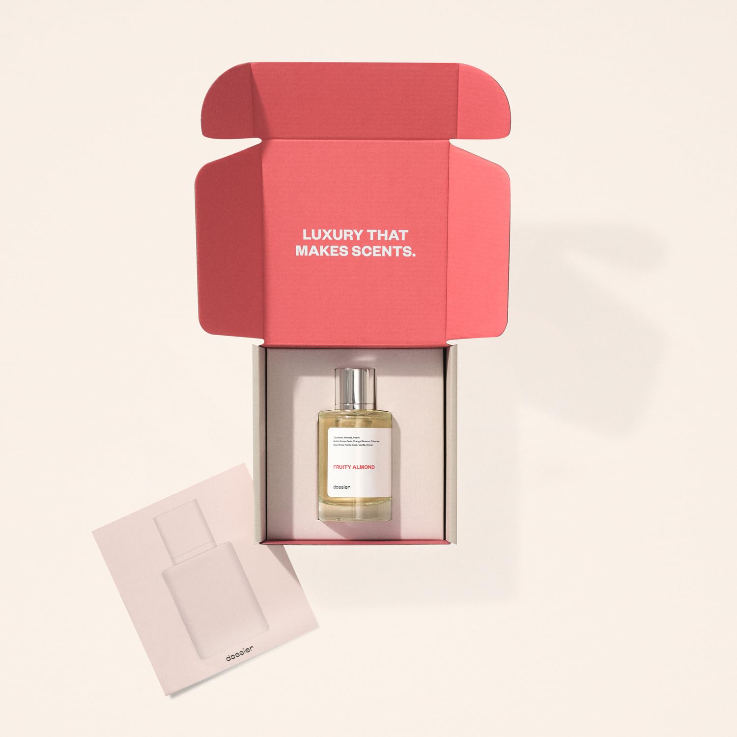 Notas de jazmín y rosa búlgara en Dossier, aroma floral para ocasiones elegantes.