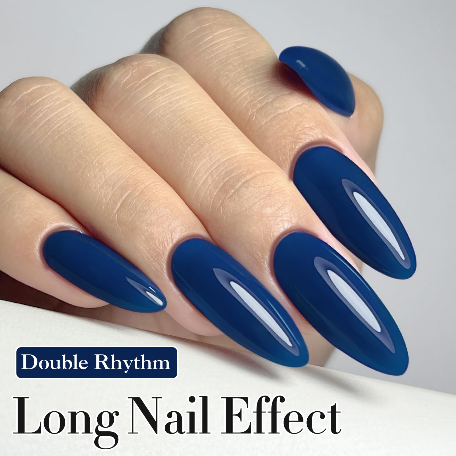Double Rhythm esmalte azul marino, efecto gel translúcido para un look suave.