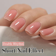 Double Rhythm gel rosado claro aplicado en uñas para un acabado pulido.
