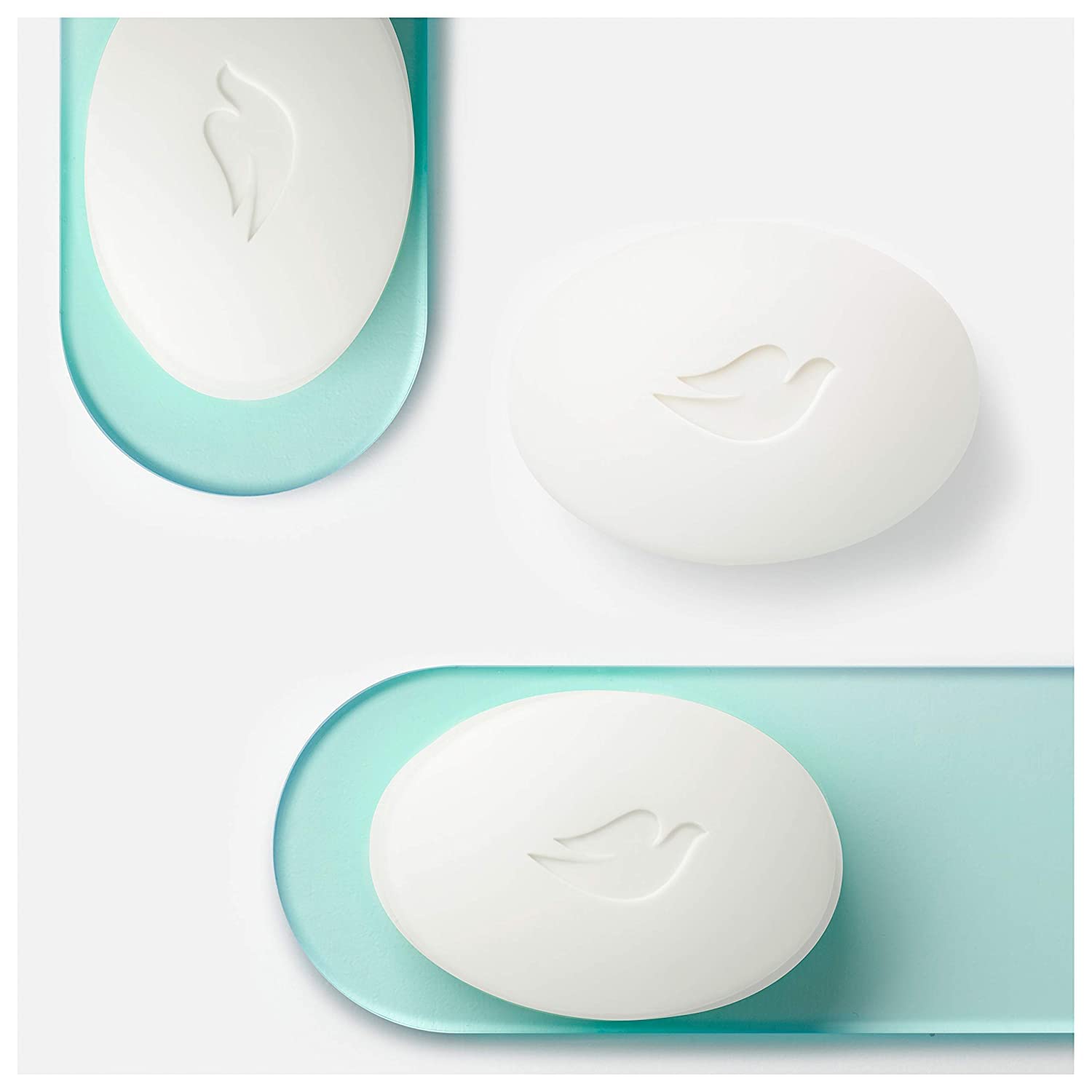 Dove barra cremosa con textura suave para piel sensible en la ducha.