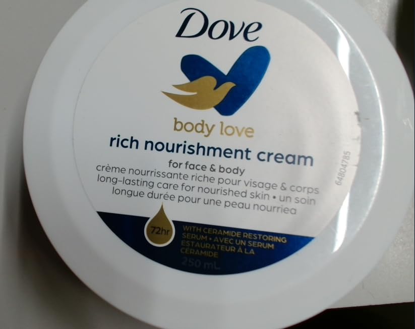 Dove crema corporal nutritiva, frasco práctico y absorción suave