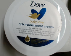 Dove crema corporal nutritiva, frasco práctico y absorción suave