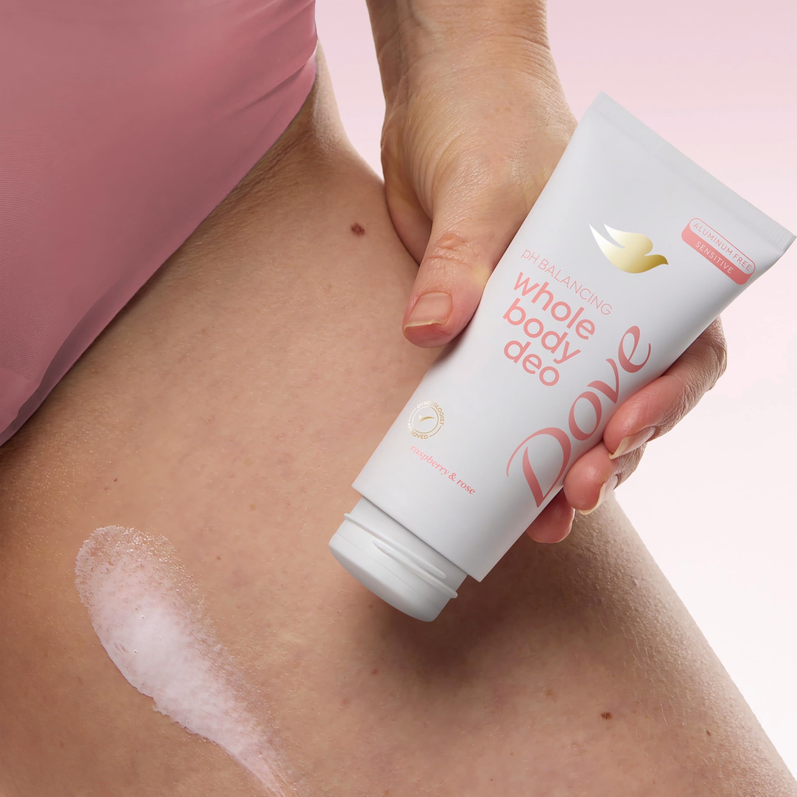 Dove envase de crema desodorante, textura suave para cuerpo.