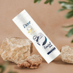 Aplicación suave de Dove Esencial Nutrición para piel seca, sensación agradable al tacto.