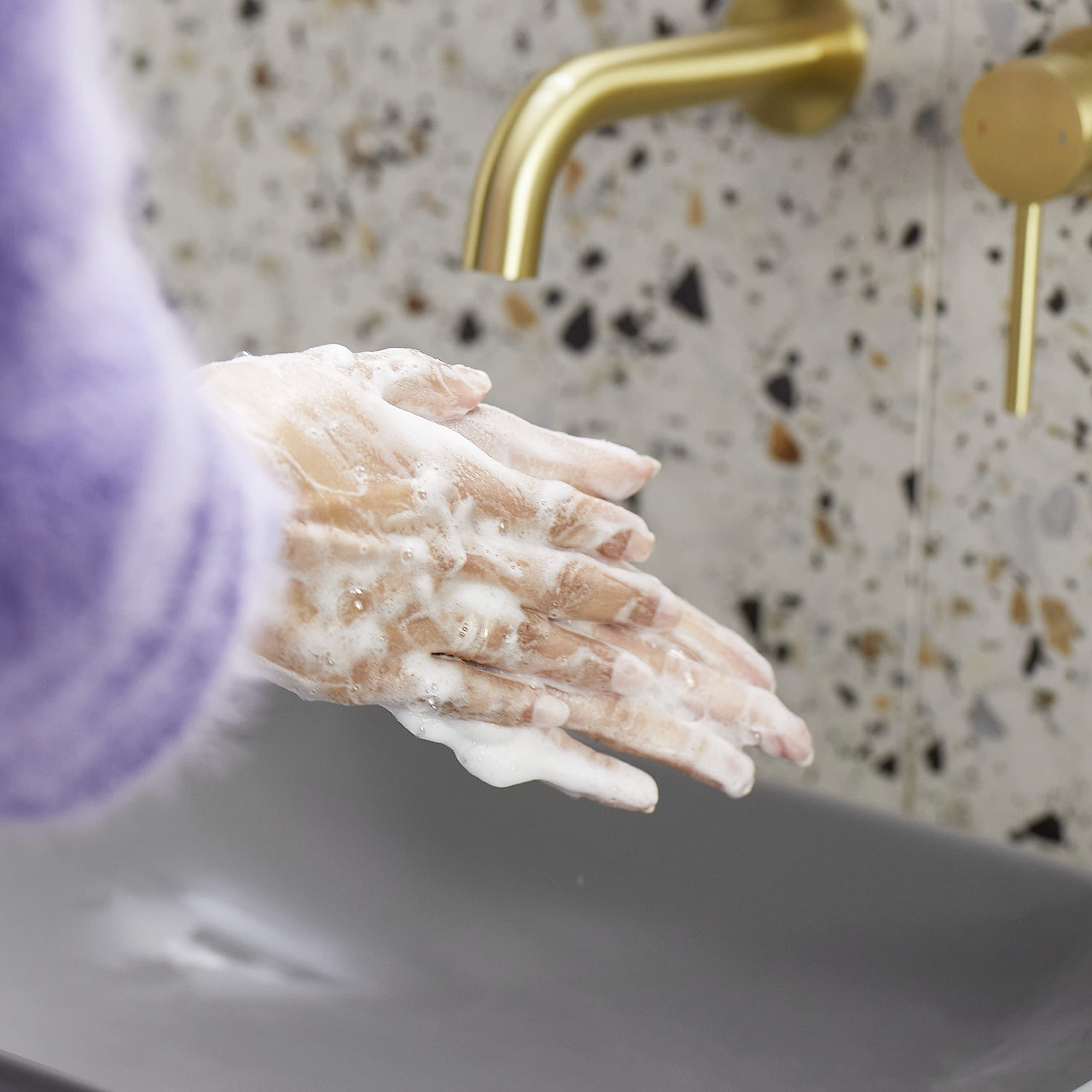 Dove entorno de baño con relleno, escena hogareña para uso diario