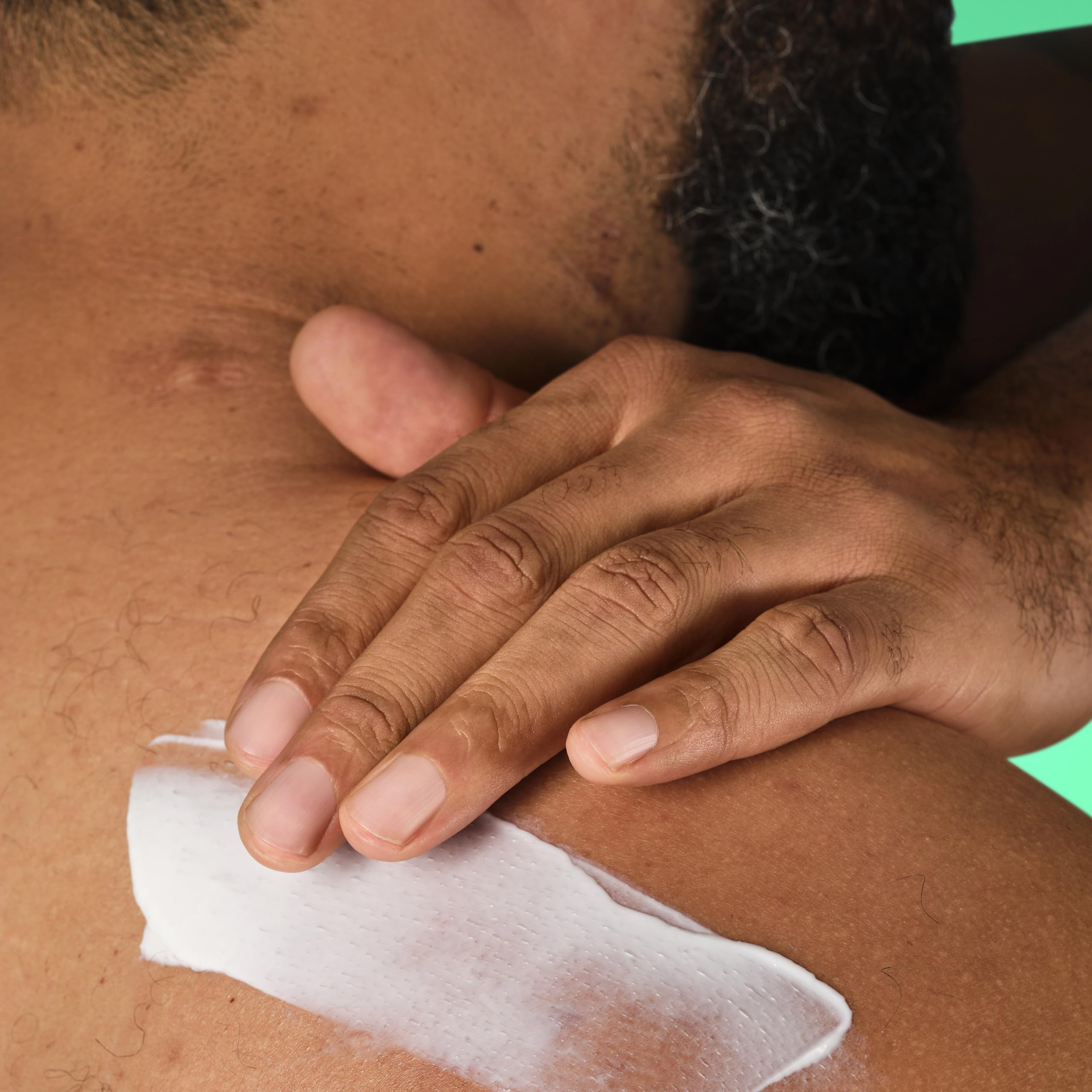 DOVE MEN + CARE dermatológicamente probado, apto para uso diario