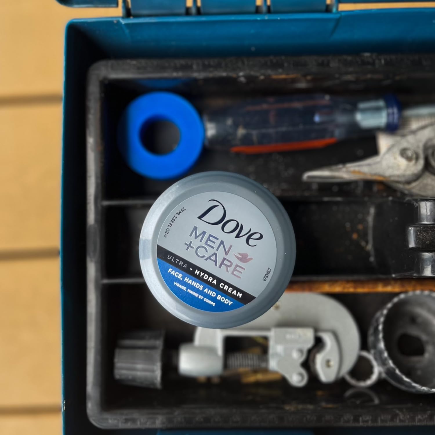 Hombre aplicando Dove Men+Care Ultra Hydra en el rostro
