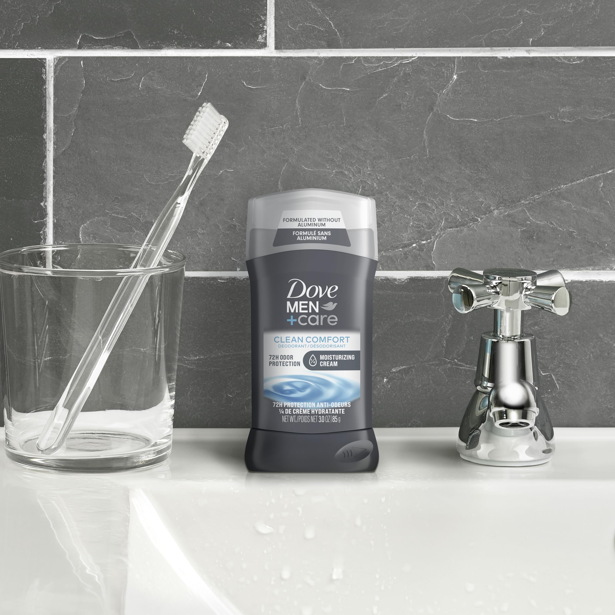 Aplicación suave del desodorante Dove Men+Care sin aluminio durante todo el día.