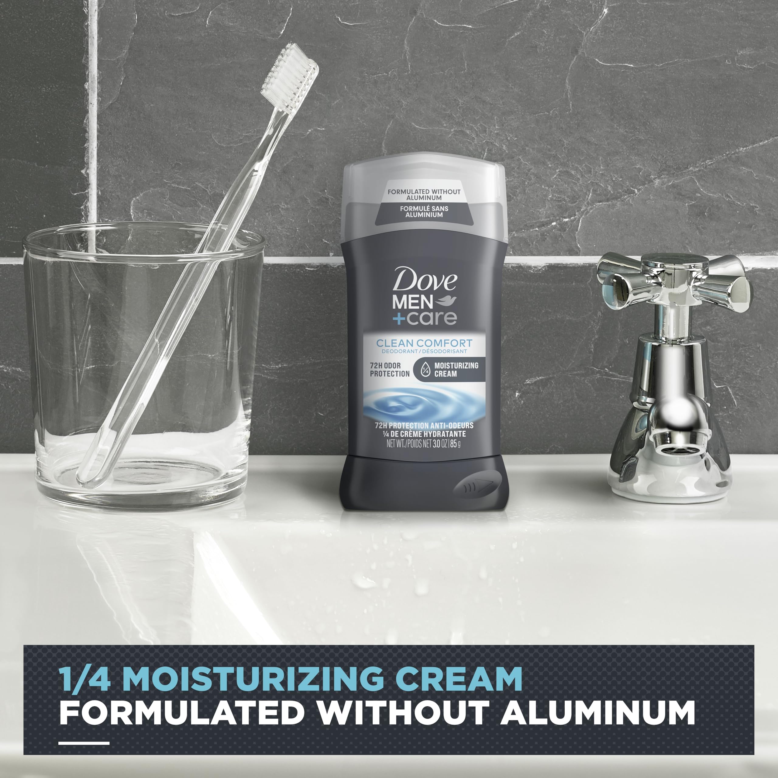 Espuma cremosa de Dove Men+Care en la ducha para una limpieza eficaz.