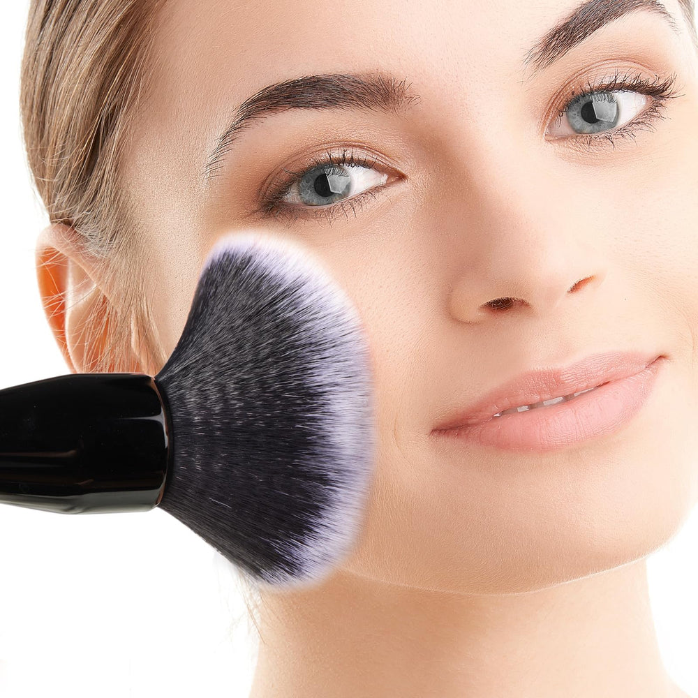 Dpolla pelo-sintetico-denso deja brillos suaves sin irritar la piel.