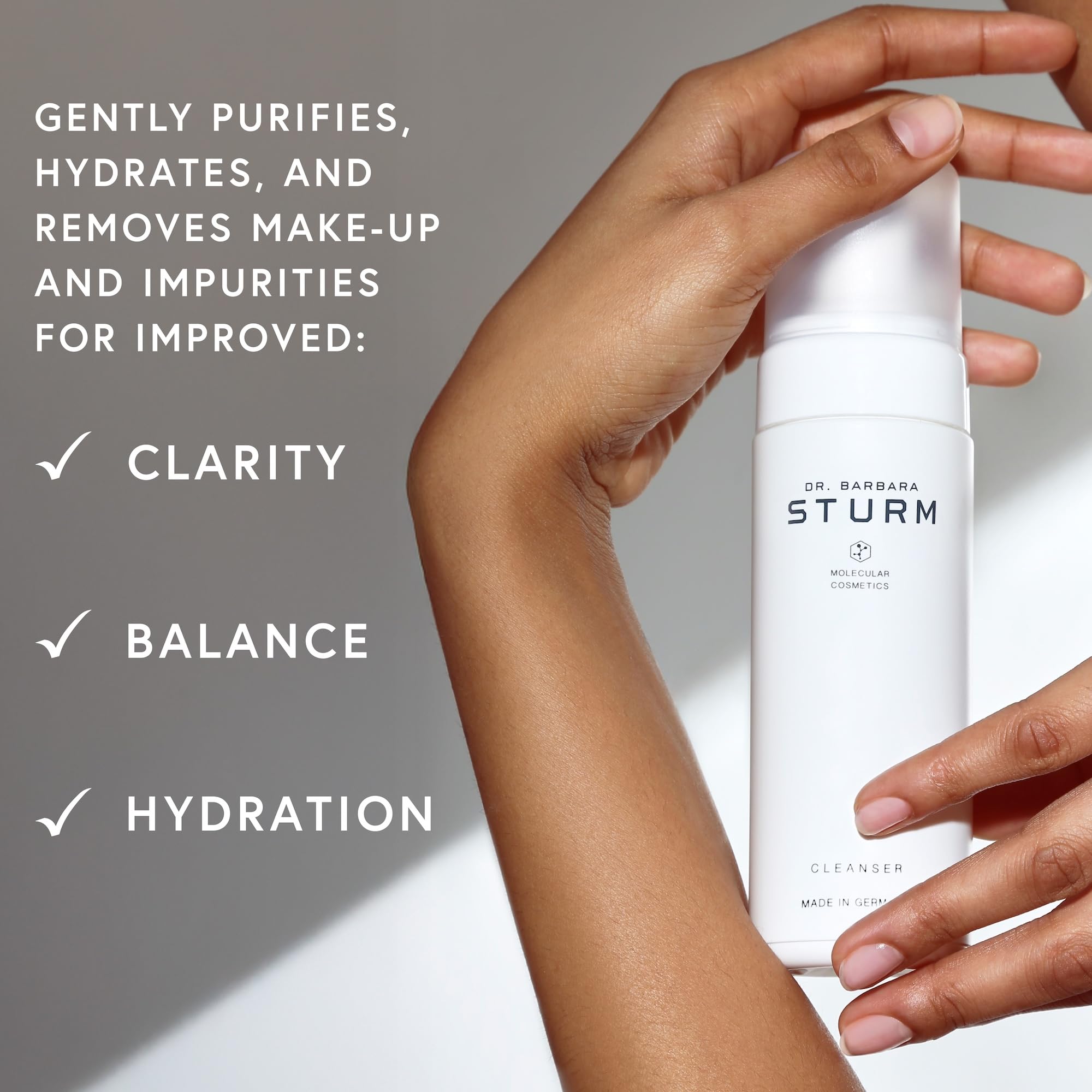 Dr. Barbara Sturm limpiador facial remueve maquillaje con suavidad manteniendo la barrera.