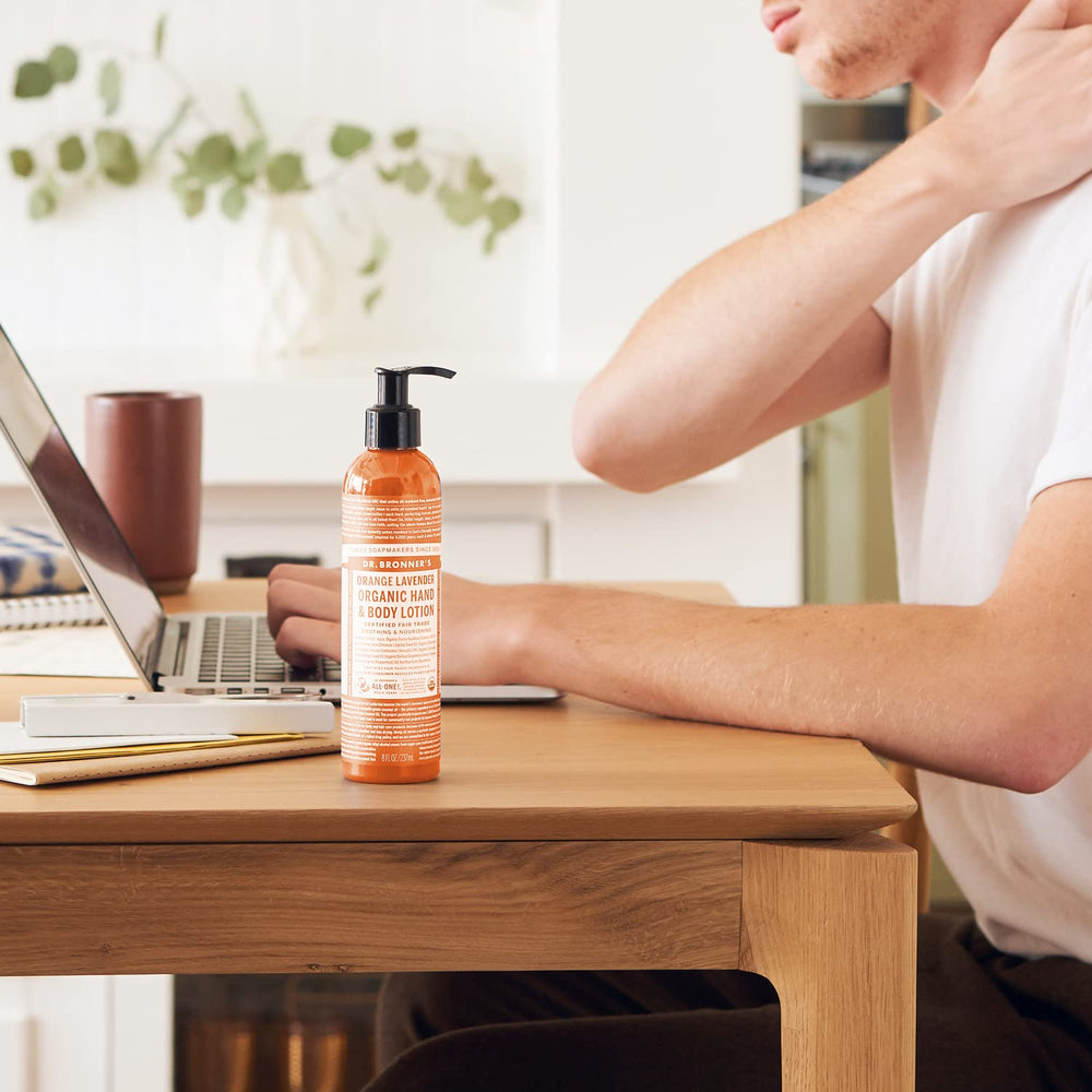 Aplicación suave de una porción de Dr. Bronner's en manos