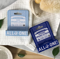 Aplicación en labios con Dr. Bronner's Naked para uso diario.