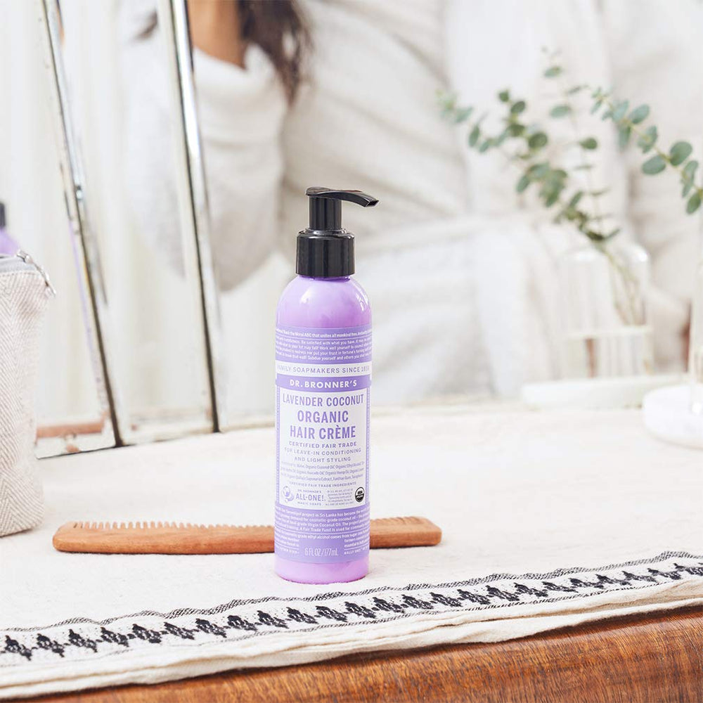 Aplicación en cabello húmedo con la crema para peinado más fácil.