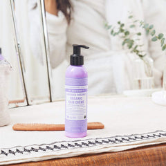 Aplicación en cabello húmedo con la crema para peinado más fácil.