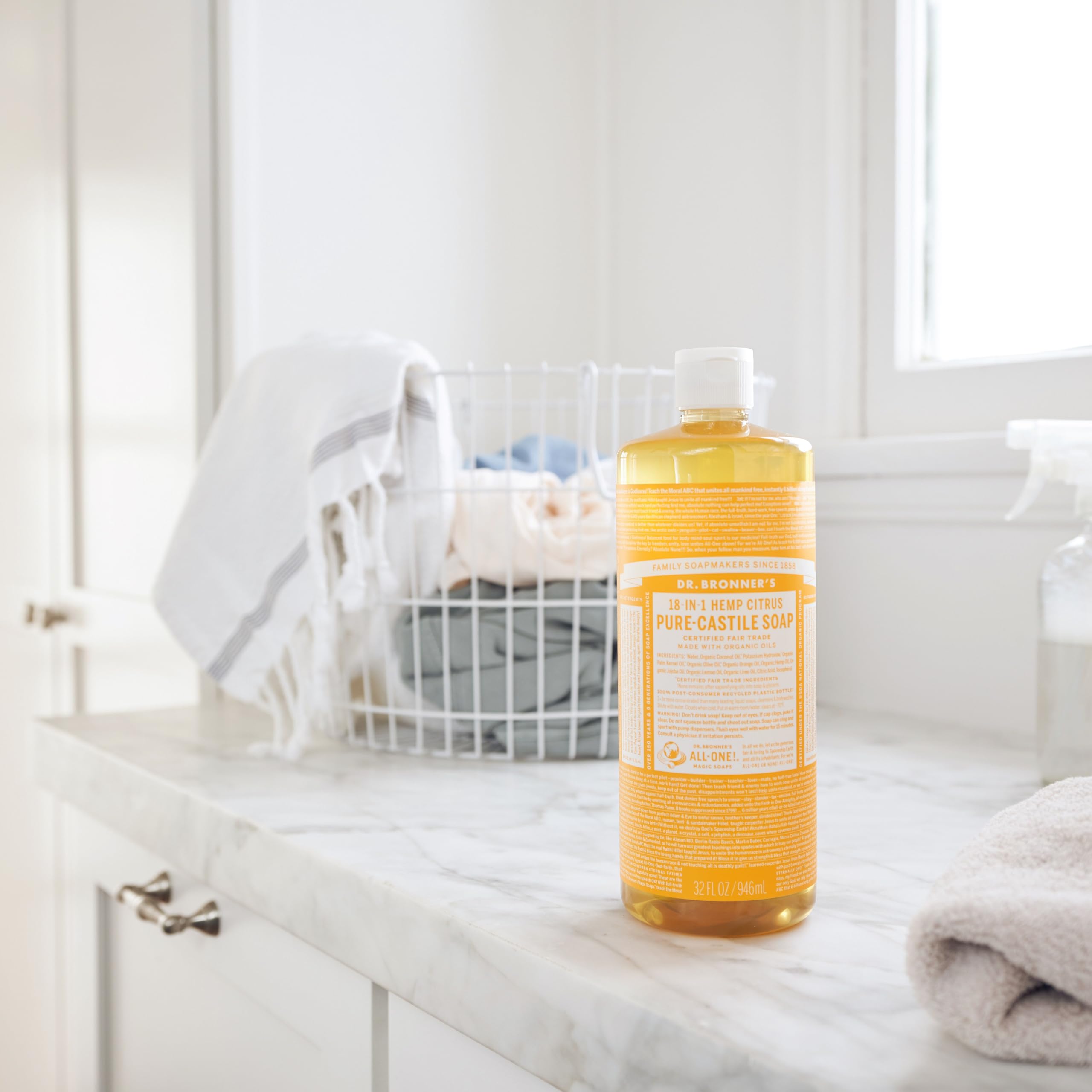 Dr. Bronner’s etiqueta y botella visibles, versatilidad para cuerpo, cabello y hogar