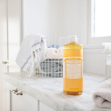 Dr. Bronner’s etiqueta y botella visibles, versatilidad para cuerpo, cabello y hogar