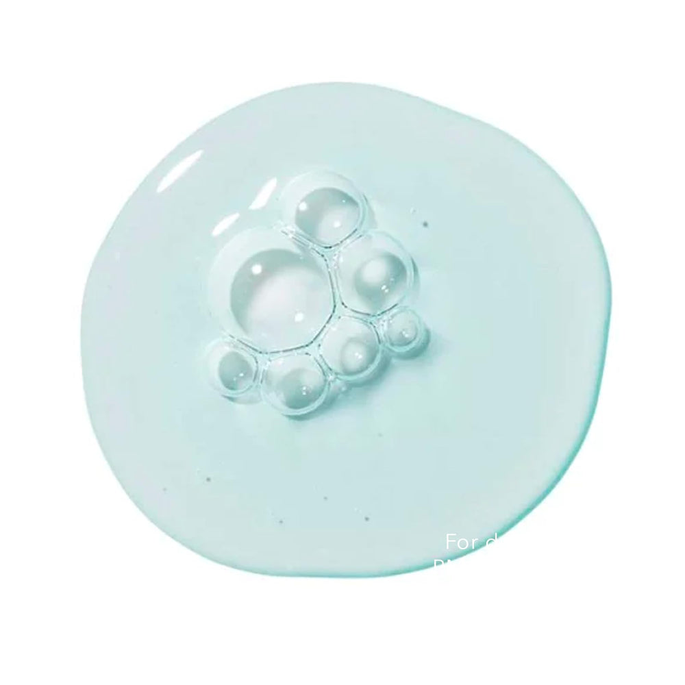 Dr Dennis Gross Hyaluronic Marine Hydration Booster — texture légère prête à l'application sur le visage.