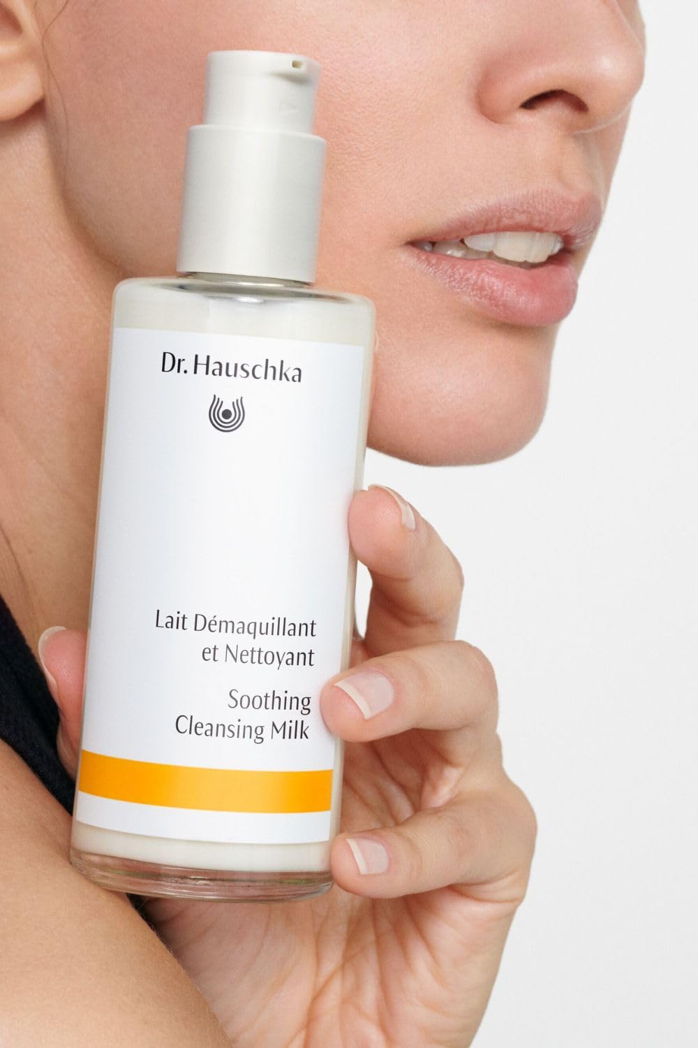 Dr. Hauschka Soothing Cleansing Milk, aplicación de masaje suave para desmaquillar sin esfuerzo.
