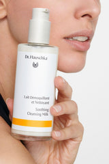Dr. Hauschka Soothing Cleansing Milk, aplicación de masaje suave para desmaquillar sin esfuerzo.