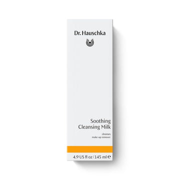 Dr. Hauschka Soothing Cleansing Milk, textura cremosa, deja la piel limpia sin irritación.