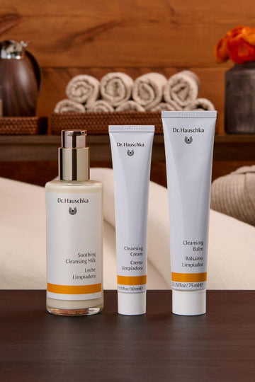 Dr. Hauschka Soothing Cleansing Milk, ph equilibrado cuida la barrera cutánea durante la limpieza.