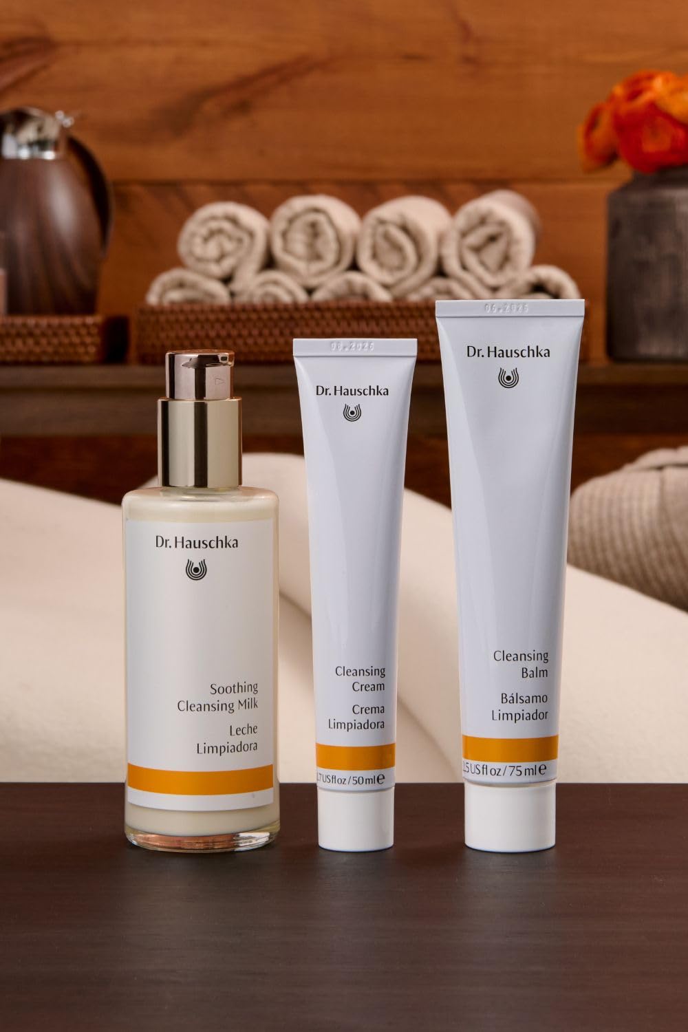 Dr. Hauschka Soothing Cleansing Milk, ph equilibrado cuida la barrera cutánea durante la limpieza.