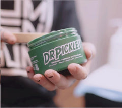 Dr Pickles Original Formula bisabolol y romero calman la piel durante el tatuaje.