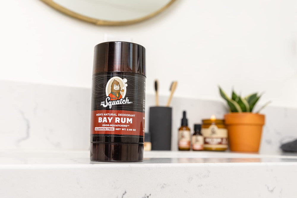 Dr. Squatch desodorante bay rum envase compacto, ideal para viaje y uso diario.