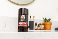 Dr. Squatch desodorante bay rum envase compacto, ideal para viaje y uso diario.