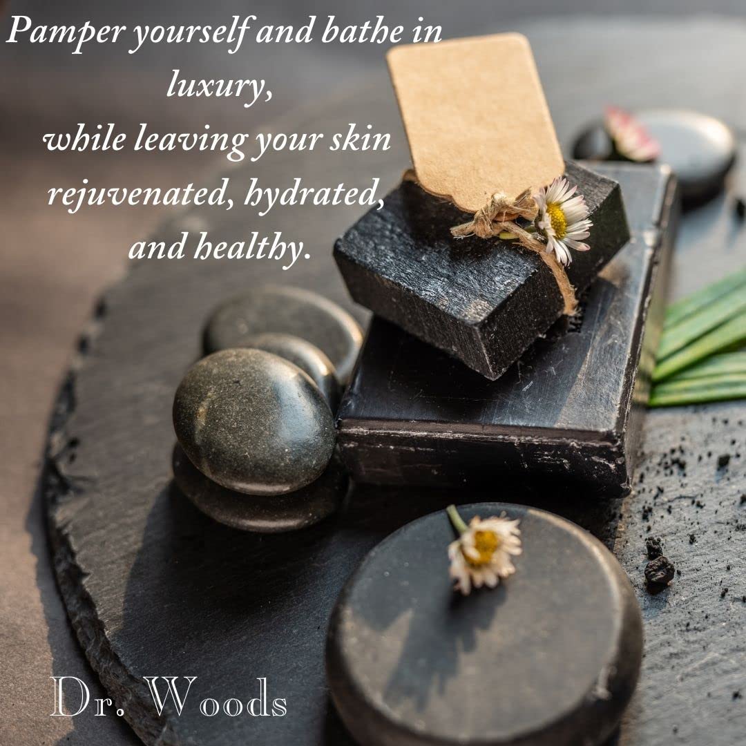 Nettoyage en profondeur avec Dr. Woods Savon Noir sur visage et corps.