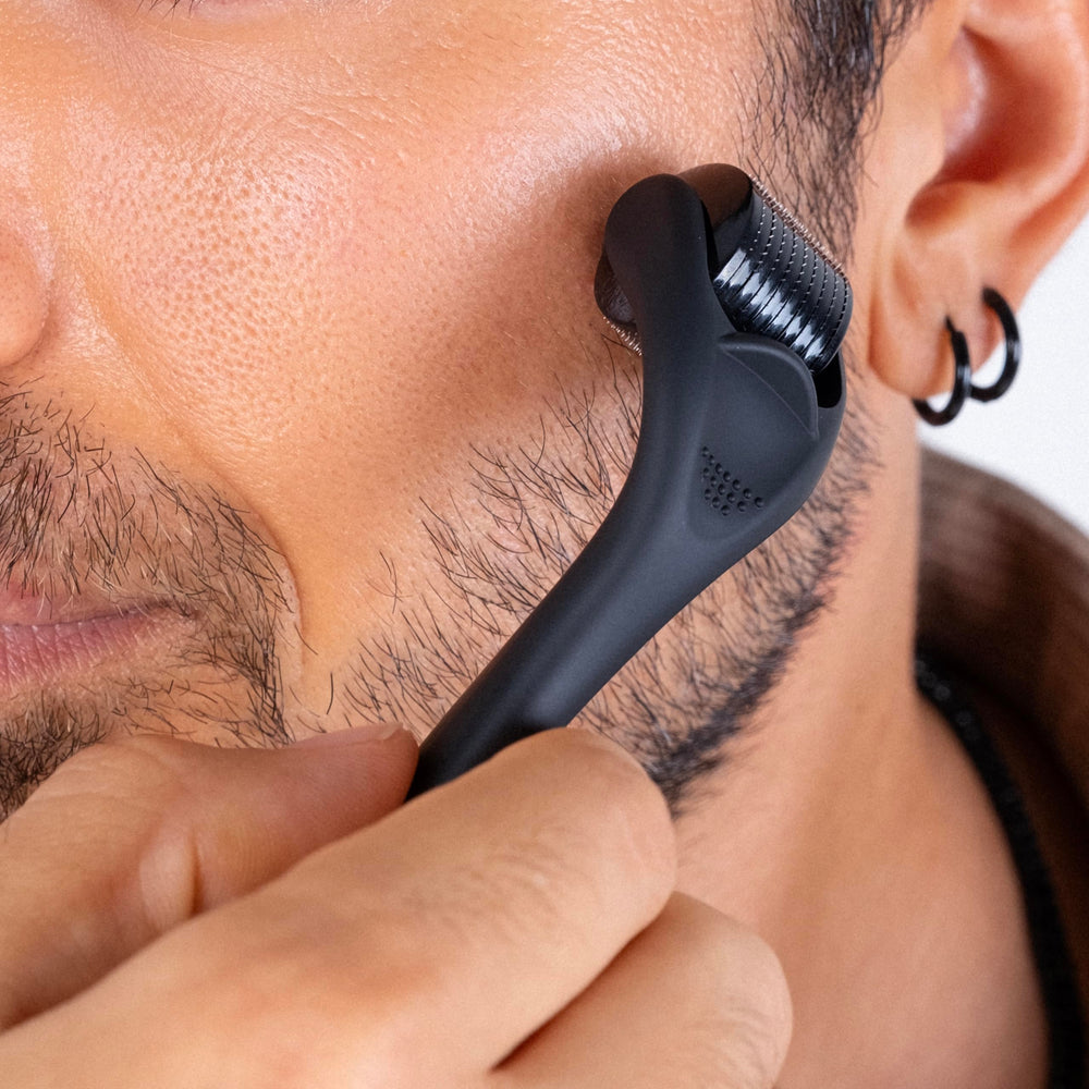 Rodillo de microagujas Dremenester para barba, diseño ergonómico para áreas faciales.