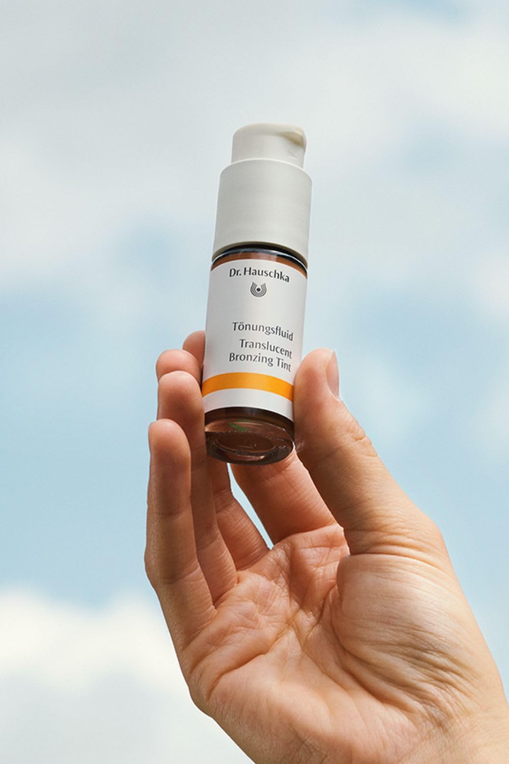 Dr. Hauschka Teinte bronzante translucide — texture légère pour un éclat naturel.