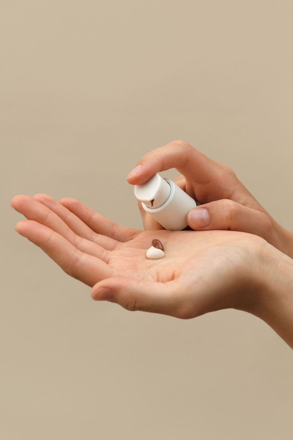 Dr. Hauschka Teinte bronzante translucide — rendu lumineux prêt à être appliqué sur le teint.
