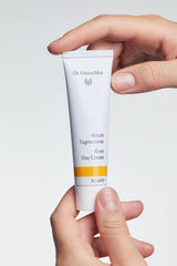Dr. Hauschka Crema de Día Rosa, cuidado del cuello y escote