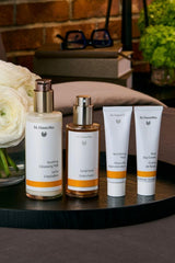 Tonique visage Dr. Hauschka — délicate application sur le visage.