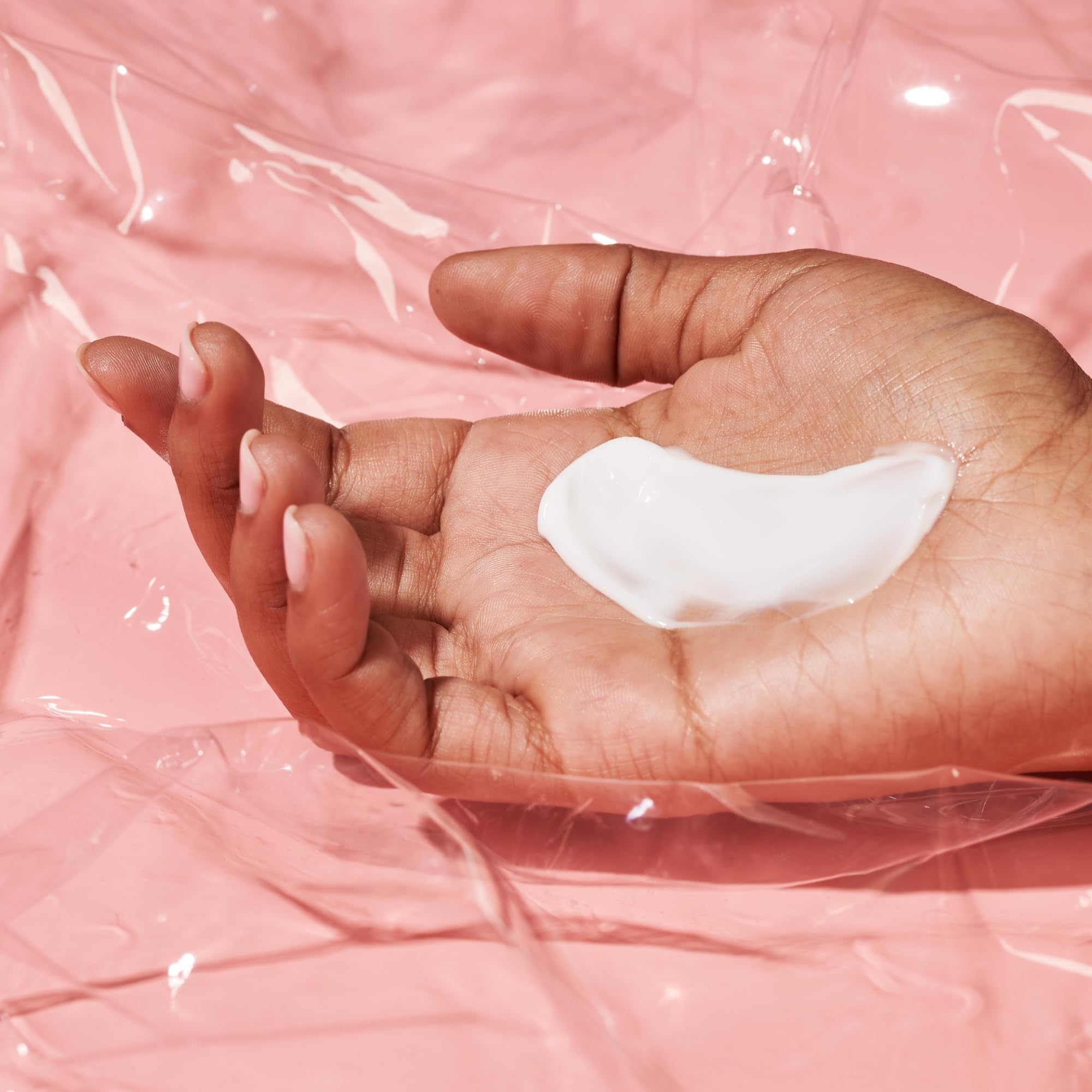 Application sur le corps après douche avec Drunk Elephant Sili Body Lotion pour une hydratation durable