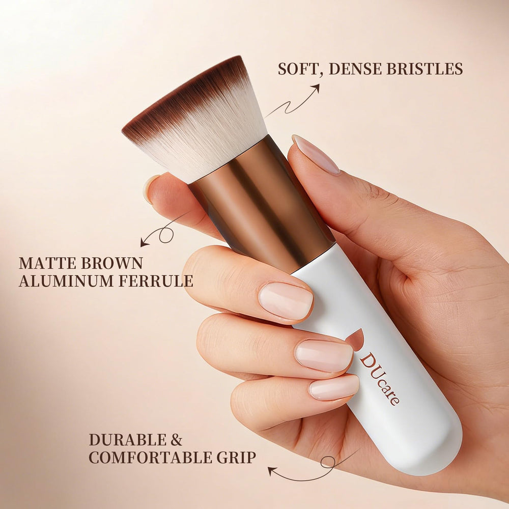 DUcare brocha multifuncional para polvo, líquido y crema facilita la rutina de base.
