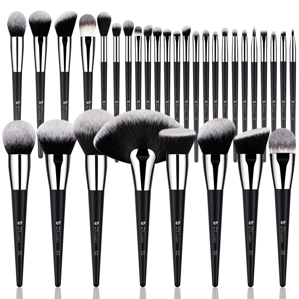 Ensemble DUcare de 32 pinceaux pour visage et yeux, application homogène.