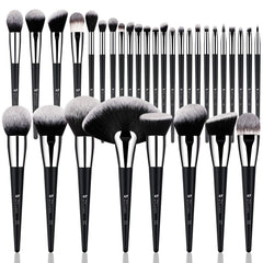 Ensemble DUcare de 32 pinceaux pour visage et yeux, application homogène.