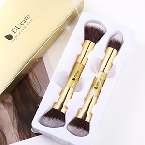 DUcare mango brillo dorado, detalle lujoso para una experiencia de maquillaje.