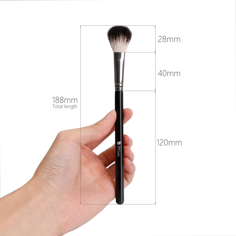 Acabado suave con pincel DUcare, mejora la textura del maquillaje.